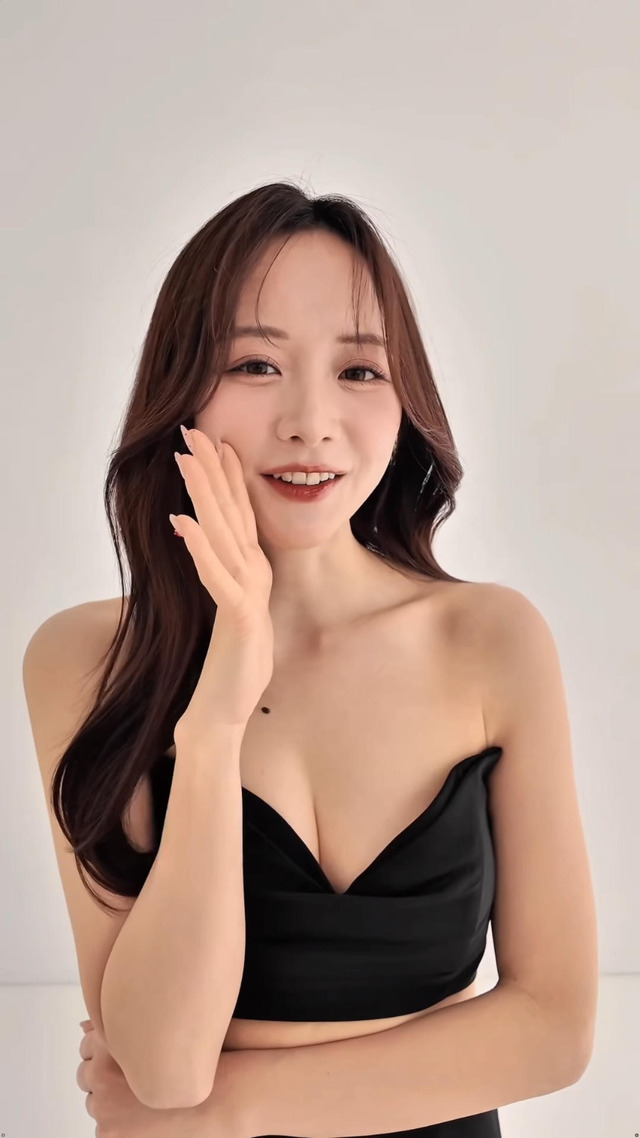 森香澄、おっぱい谷間を見せてるぞ！乳袋の膨らみエッロ過ぎ最高！