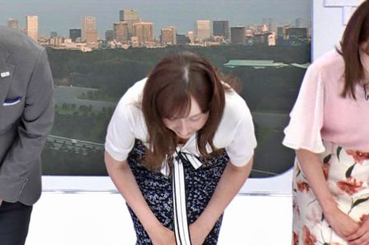 宇賀神メグアナ、お辞儀でおっぱいの谷間を見せてるぞ！タマランち