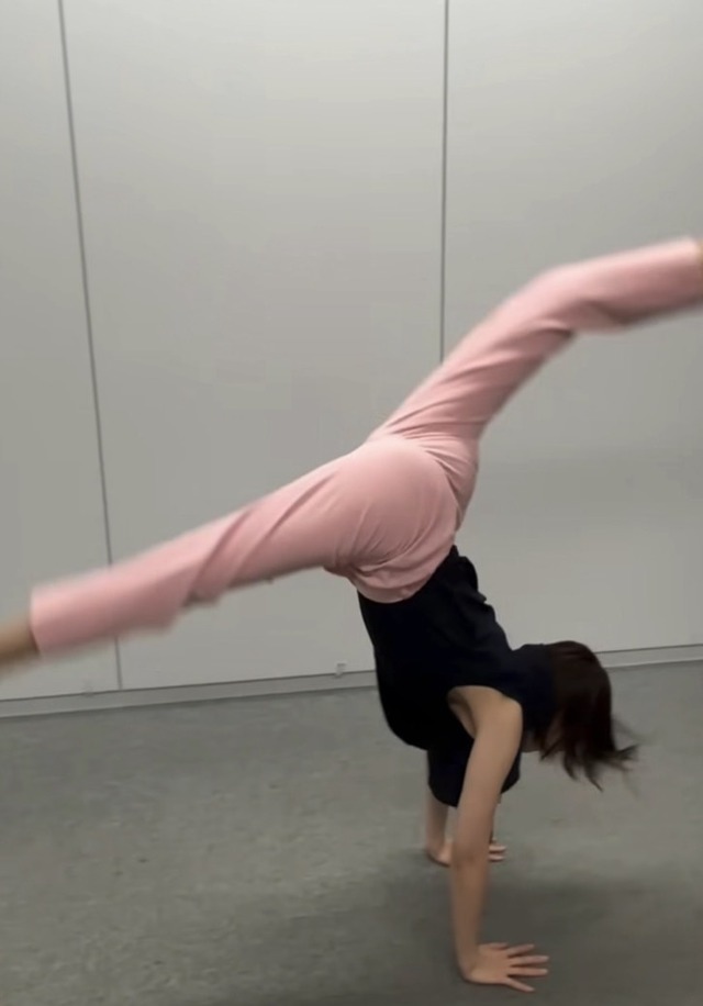 佐々木若葉アナ、ぴっちりパンツ尻から透けるパ○ティ線タマランわ