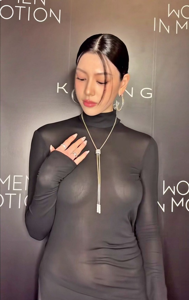 三吉彩花、おっぱい透け透けドレスの膨らみから二プレス見え過ぎ最高