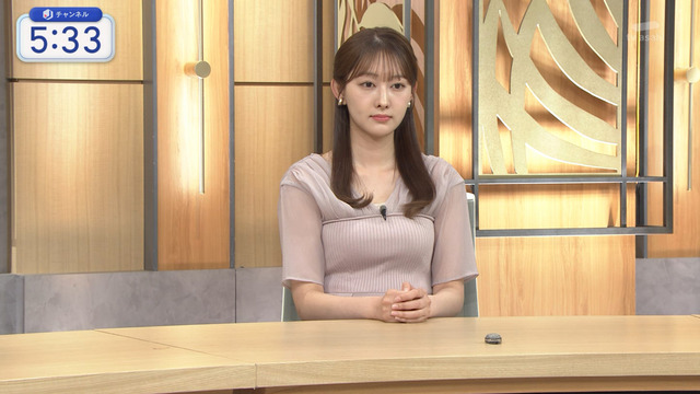 森山みなみアナ、巨乳ニットおっぱいの谷間を見せてるぞ！見え過ぎ