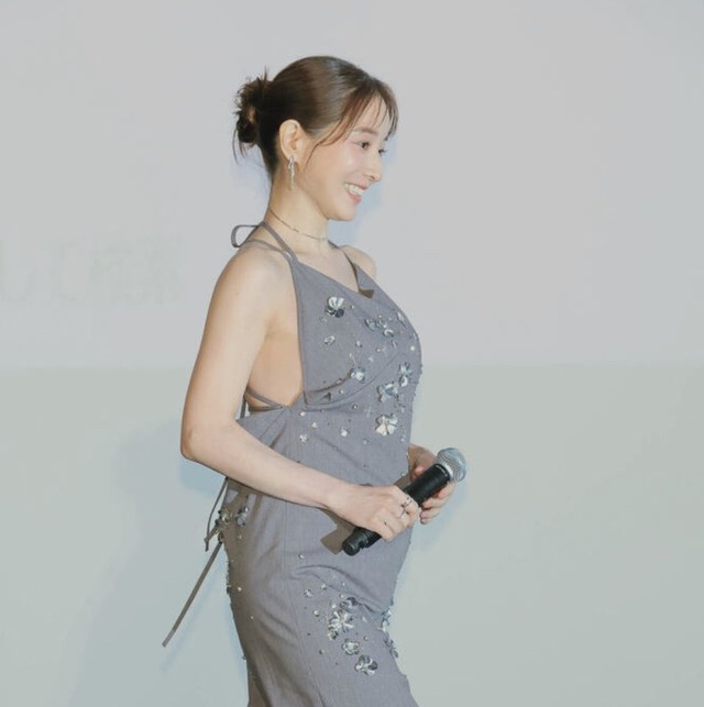 田中みな実、背中ぱっくりドレス横乳ノーブラおっぱい！スリット内腿