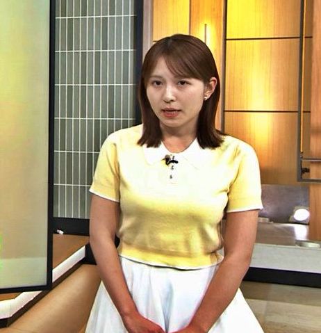 三山賀子アナ、ニットおっぱいの膨らみ下乳ブルっと揺らしてしまう
