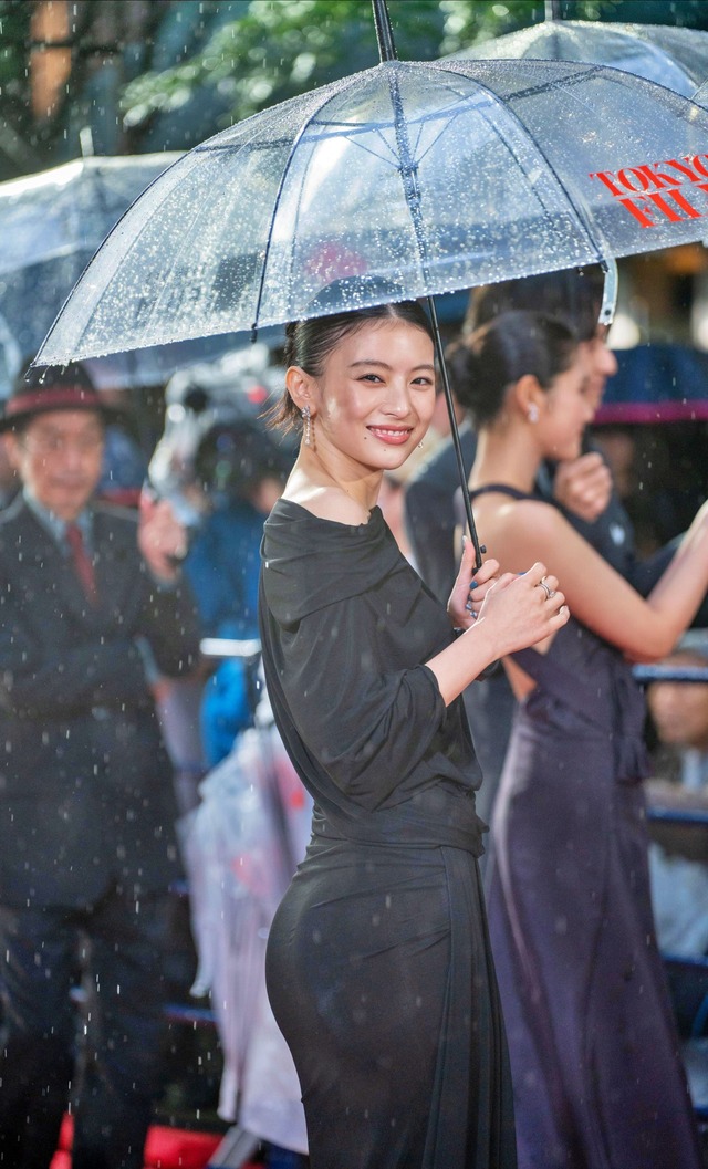 出口夏希、黒ドレスの尻がエッロ過ぎ！パンティ線が透けてるよね