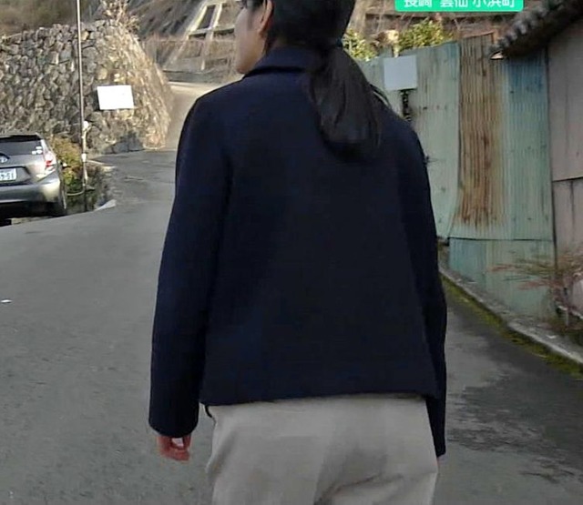 長瀬萌々子アナ、パ○ティ線が透けて見える白パンツ尻の膨らみタマラン