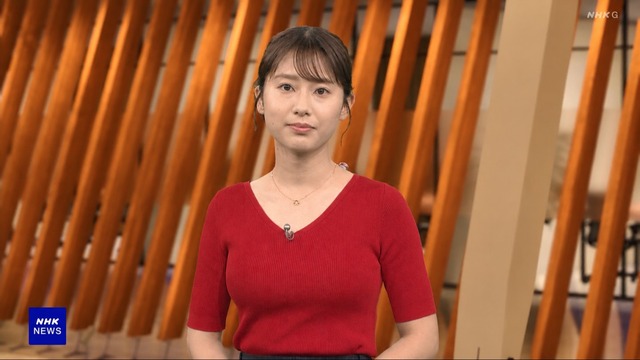 浅田春奈アナ、赤Vネックのニットおっぱいデッカ!白パンもタマランち
