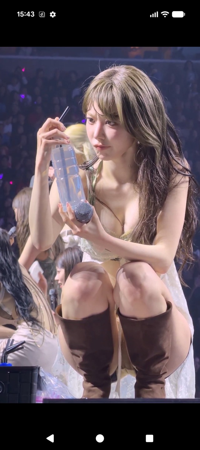 ルセラフィム宮脇咲良、股間に食い込むマンスジ見え過ぎてエッチすぎる