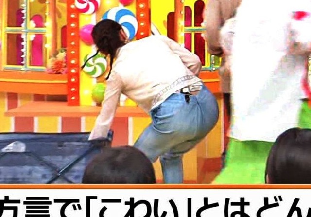 望月理恵アナ、パンティ線が食い込むパンツ尻の後ろが見えてぞ！最高