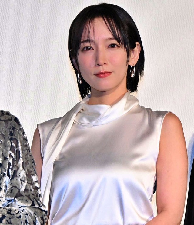 吉岡里帆、1人だけノースリ腋マン横乳おっぱいデッカ過ぎで登壇