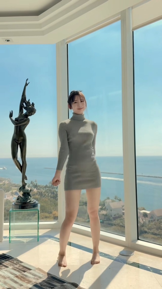 日向坂46藤嶌果歩、ニットワンピおっぱい超ミニ！これAVよりエロいな