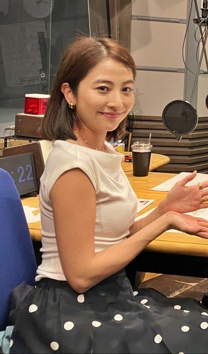 日比麻音子アナ、ノースリ透けブラウスの横乳の膨らみが凄すぎてエッチ
