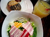 TOOTH TOOTHサラダとパンとドリンク