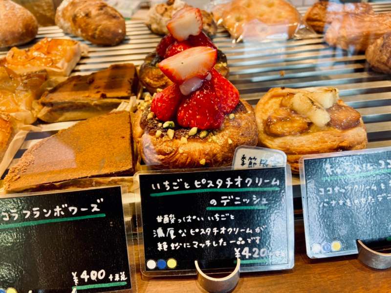住宅街にある地元から愛されるパン屋カフェ La Vie Exquise の カプチーノ 千歳船橋 To Go Brothersのテイクアウトジャーニー