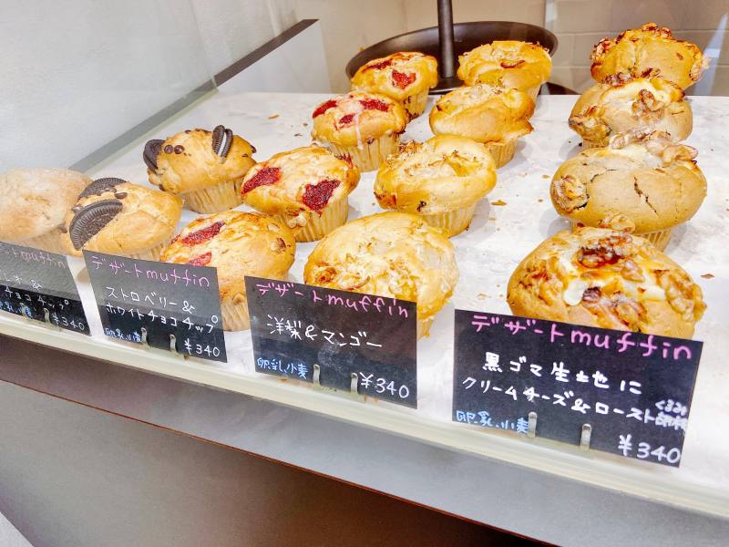 可愛いマフィンの専門店 Daily S Muffin の フレッシュトマト ペッパークリームのマフィン なめらかプリンのマフィン 蔵前 To Go Brothersのテイクアウトジャーニー