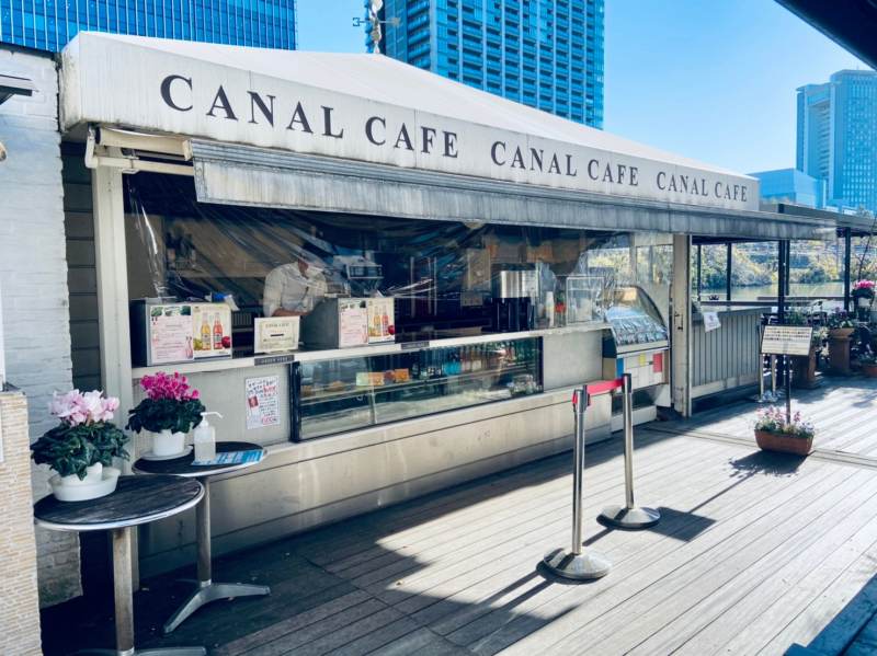 お堀沿いにある自然を感じるレストランカフェ Canal Cafe の オリジナル桜ティ 神楽坂 To Go Brothersのテイクアウトジャーニー
