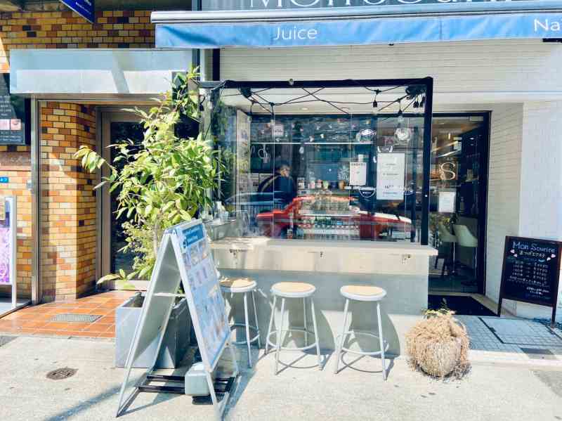 ビューティーサロン併設のスムージー専門店 Metime の Spirulina Crown 麻布十番 To Go Brothersのテイクアウトジャーニー