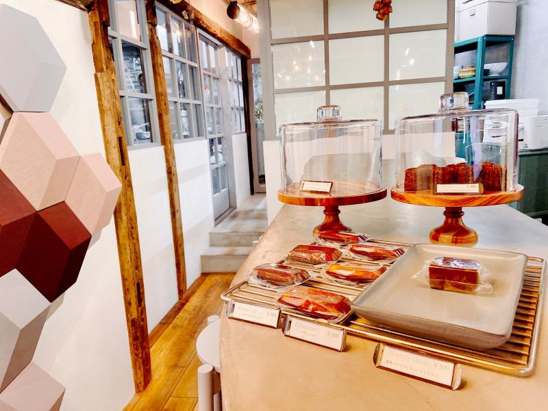 フレンチレストランの系列店 Bgm Coffee Vibes の カフェラテ カヌレ ブランデーケーキ 広尾 To Go Brothersのテイクアウトジャーニー