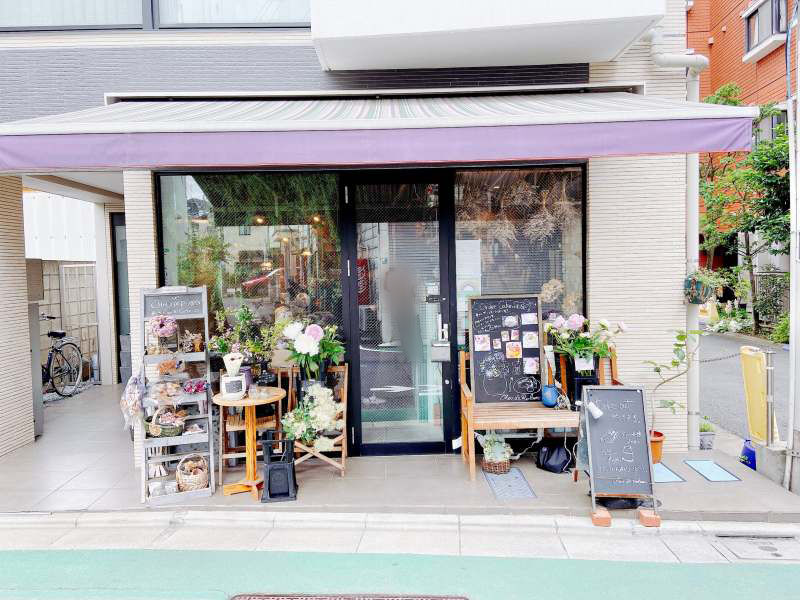 お花屋さんが併設されたカワイイカフェ Chou De Ruban の ルイボスティ レアチーズケーキ 季節のタルト 中目黒 To Go Brothersのテイクアウトジャーニー