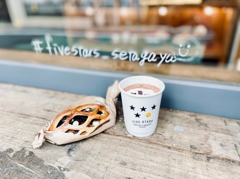 オールスクラッチで焼きあげるパンのお店 Five Stars Coffee Bakery の ホットショコラ 下高井戸 To Go Brothersのテイクアウトジャーニー