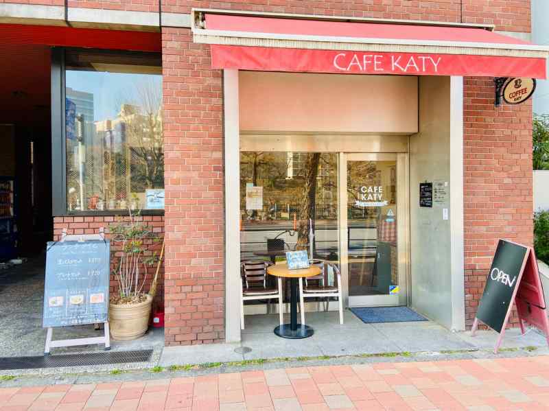 外堀通り沿いにあるレンガ造りのカフェ Cafe Katy の バニララテ 市ヶ谷 To Go Brothersのテイクアウトジャーニー