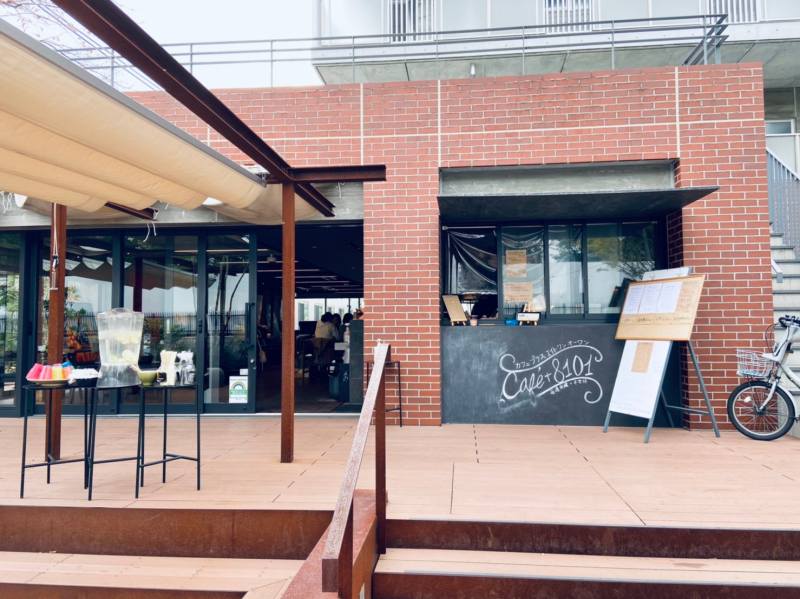 開放的なテラス席から緑を眺められるカフェ Cafe 8101 の Caffe Latte 用賀 To Go Brothersのテイクアウトジャーニー