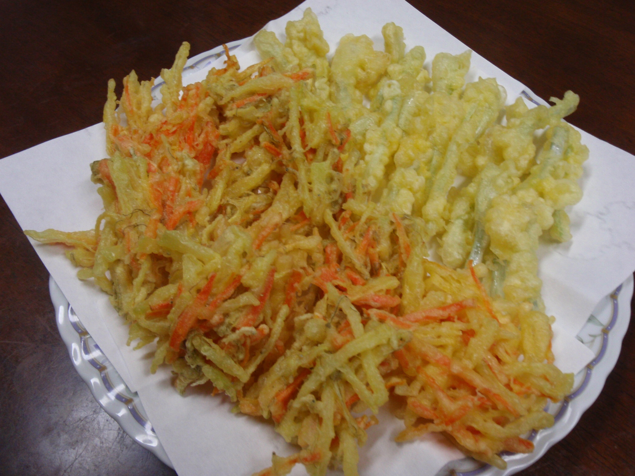 島らっきょうの天ぷら と パパイヤのかき揚げ Camelopardalis