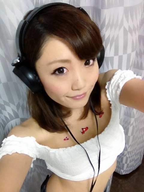 002-ヘッドフォン女子-真先由紀奈