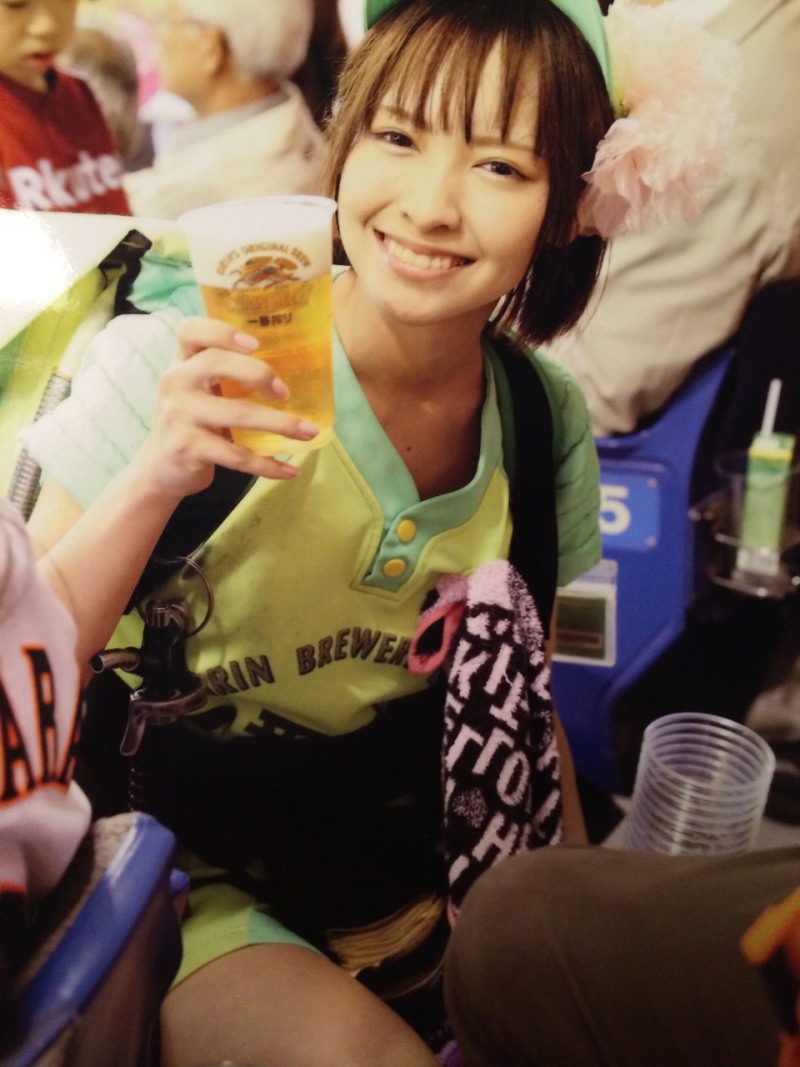 朗報 東京ドームのビール売り子がメチャメチャ可愛い タンクごと買うわw ちょｗｗｗ勢いｗｗｗ