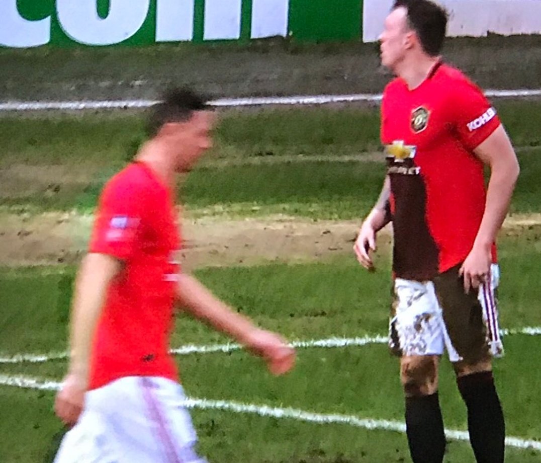 悲報 マンudfフィル ジョーンズさん 酷いドロドロピッチにツッコミユニ泥だらけ サッカーマンサイ