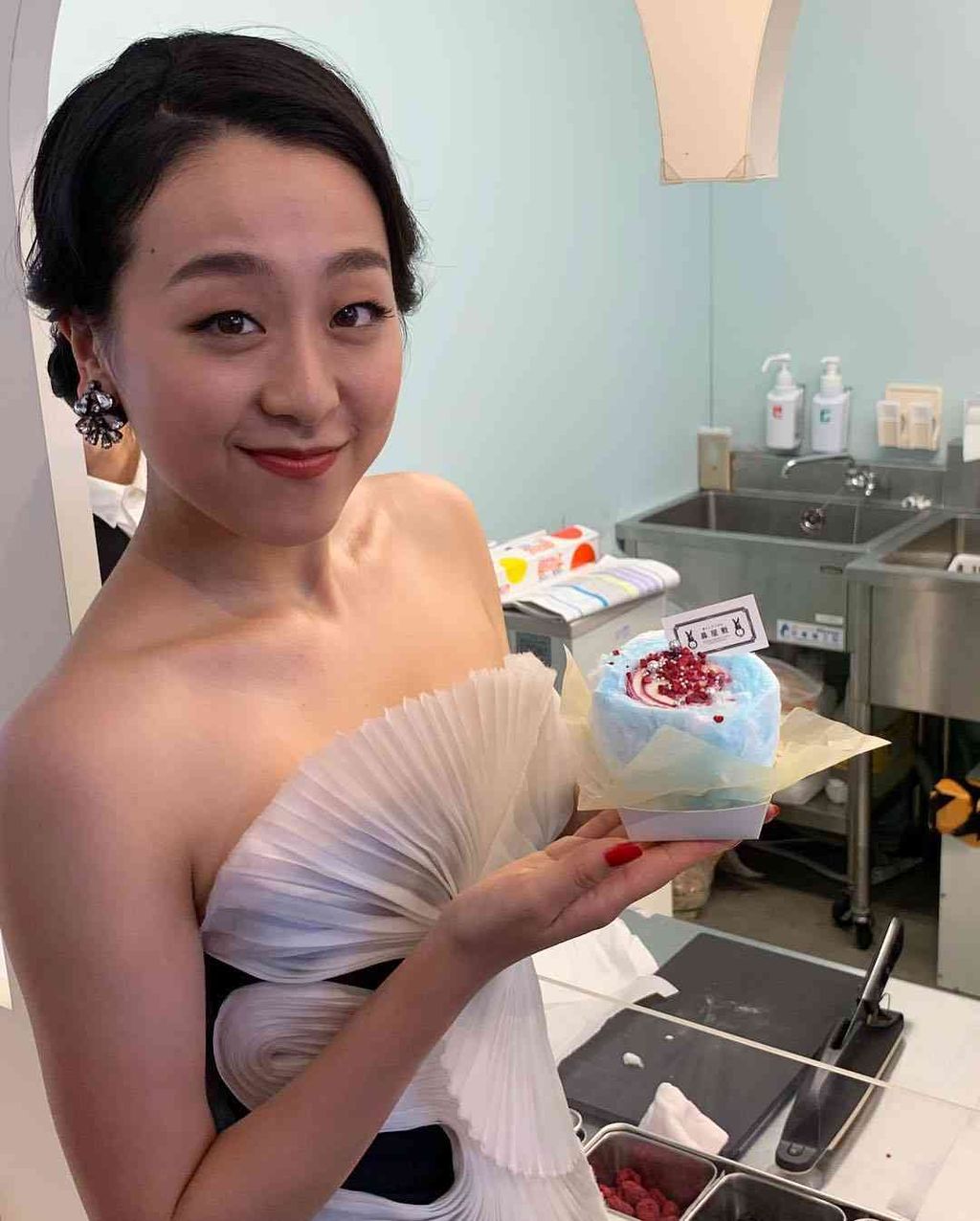 お姫様のよう 気品にうっとり 浅田真央 デコルテが美しいセクシードレス姿を披露 がーるずとーく