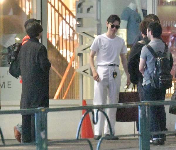 山田孝之 菅田将暉 白黒の正反対ファッションで打ち上げ撮 がーるずとーく