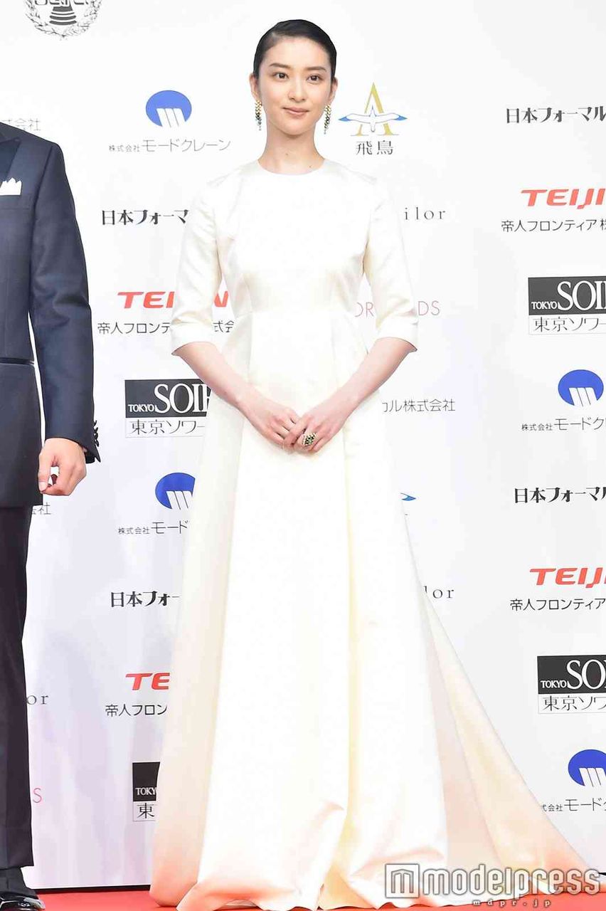 武井咲 第1子出産後初の公の場 美背中あらわなドレス姿で登場 がーるずとーく 武井咲 第1子出産後初の公の場 美背中あらわなドレス姿で登場 がーるずとーく