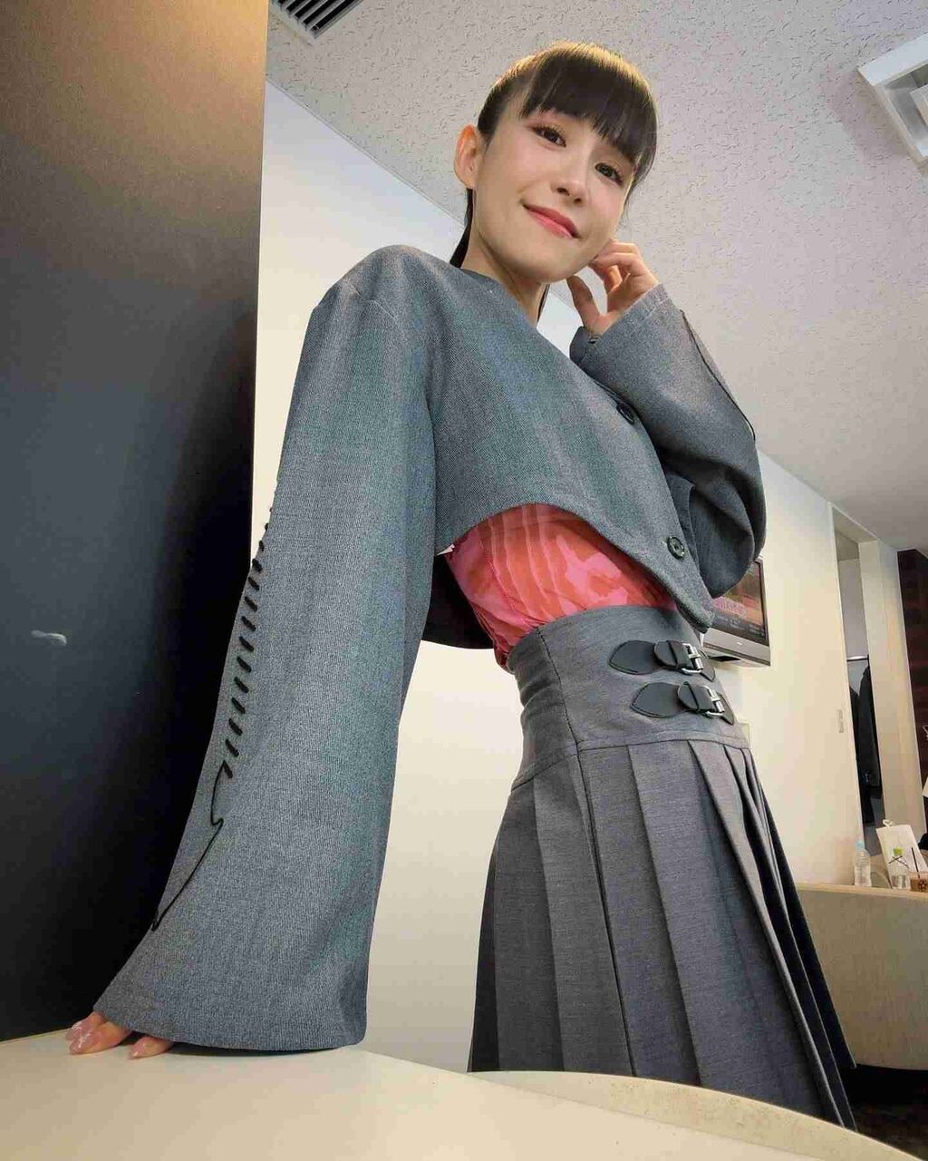 「ウエスト細すぎて…」35歳人気歌手の〝超スレンダー〟体型に心配の声も…「なりたい自分を目指して」と以前には筋肉美を披露