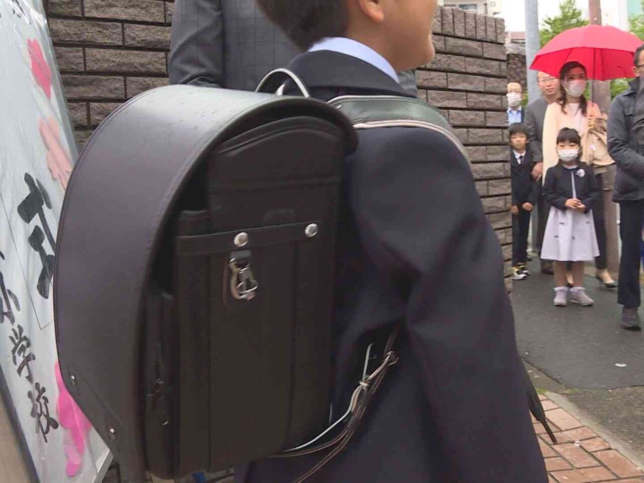 教科書やタブレットで重量化…『重すぎるランドセル』前傾姿勢で猫背の子供も 専門家が指摘する“負の影響”