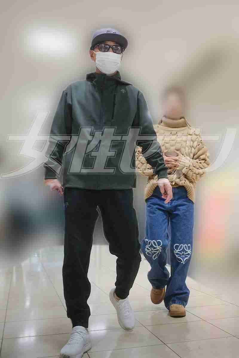 【400日ぶりの肉声】中居正広が独占直撃に語ったこと　騒動後も支え続けた15年来の恋人と百貨店で買い物デート《初2ショット》