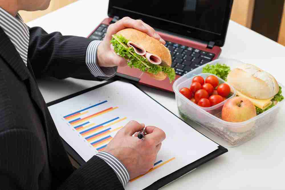出社してデスクで「朝食」を食べるのはNG？ パンやおにぎりなら大丈夫？