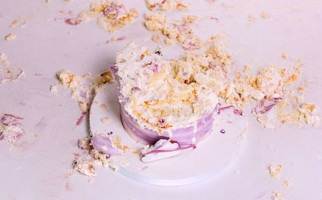 「顔面ケーキ」で婚約破棄も…結婚式での行きすぎたサプライズの危険性