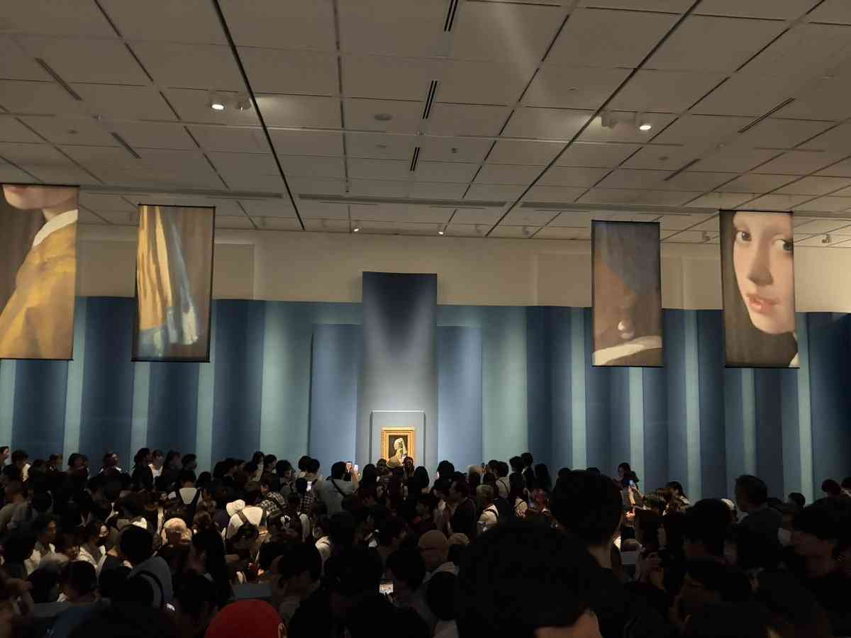 大阪中之島美術館で開催中のフェルメール展、真珠の耳飾りの少女の絵は真正面に行くまでに1時間くらいかかります「予約制の意味…」