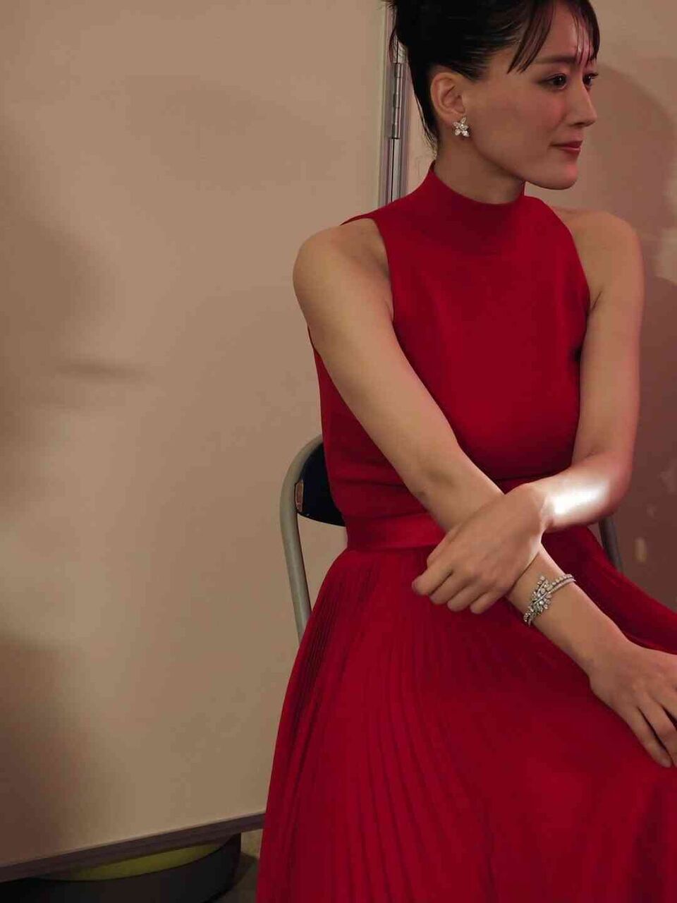 「目のやり場に困る」綾瀬はるかの衣装姿にくぎ付け「４０歳で」「あれ着こなせる体型」「いやらしくない」