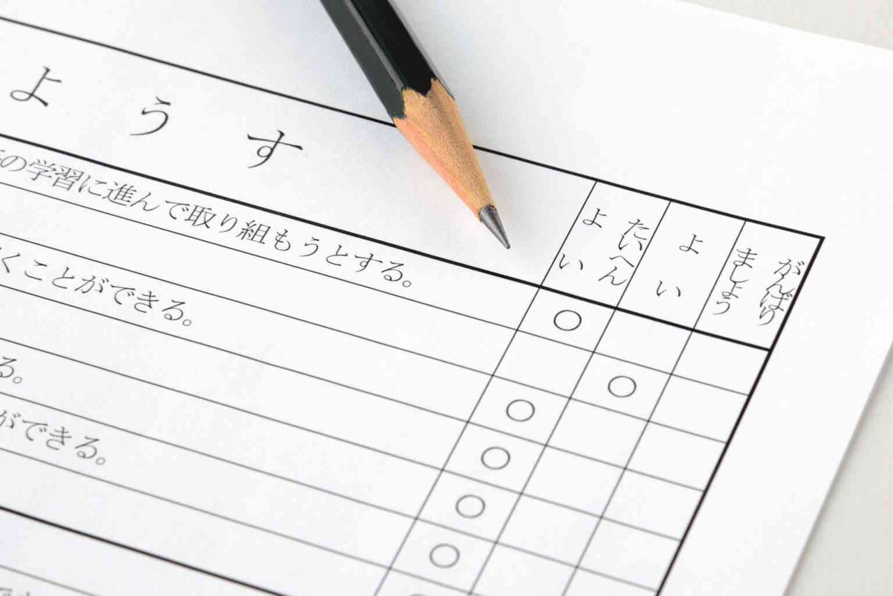 「成績表作成がつらい」教員が苦労を訴えるワケ。「内容に納得いかない」保護者からのクレームも