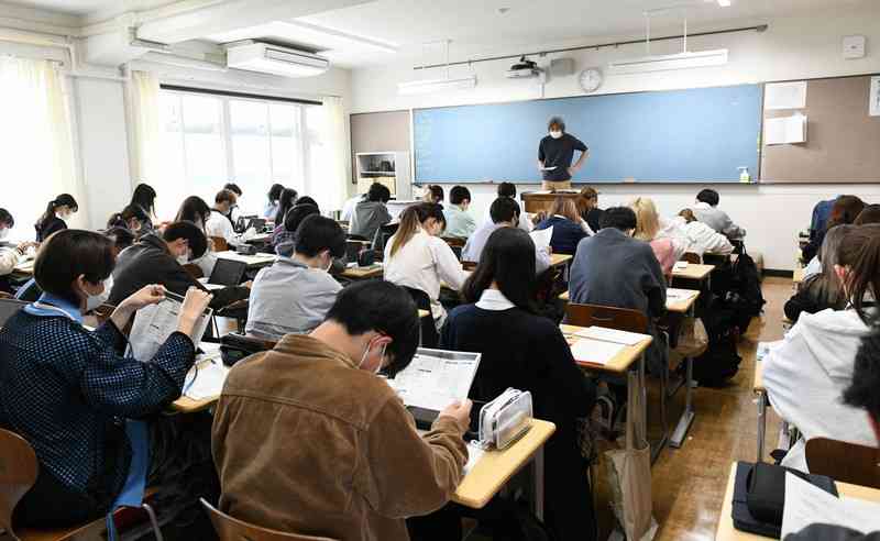 金髪、ピアス、ネイルも…　「校則ゼロ」の学校が問いかけるもの