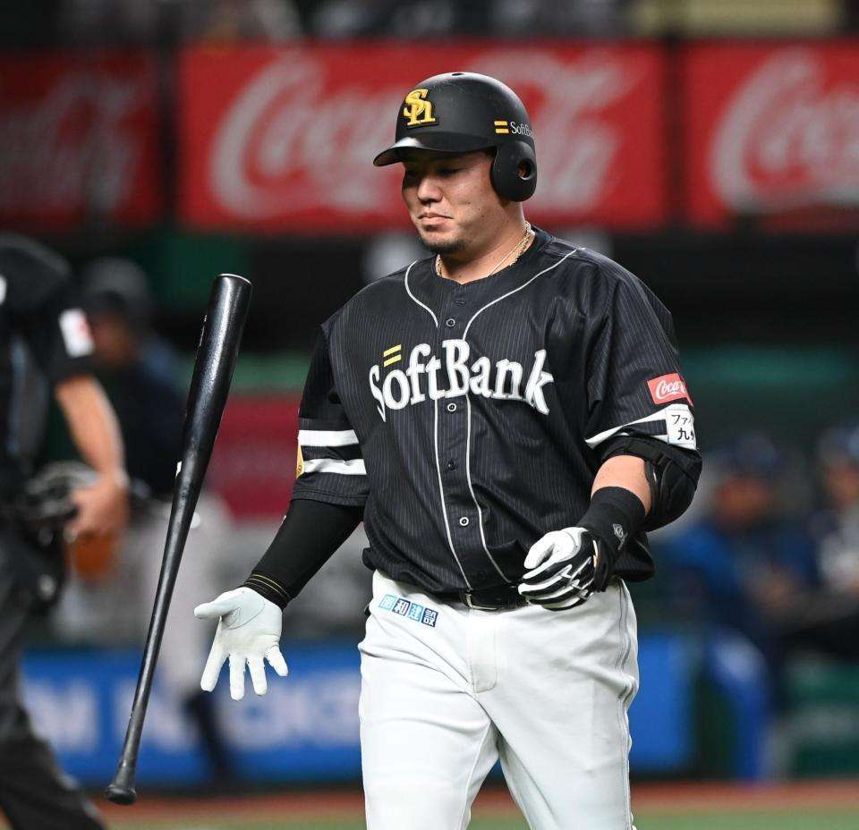 ソフトバンク・山川穂高の三振に西武ファン大歓声　FA移籍後ベルーナD初打席は異様な光景　レオ党立ち上がって大ブーイング　怒声浴びせる　山川苦笑い