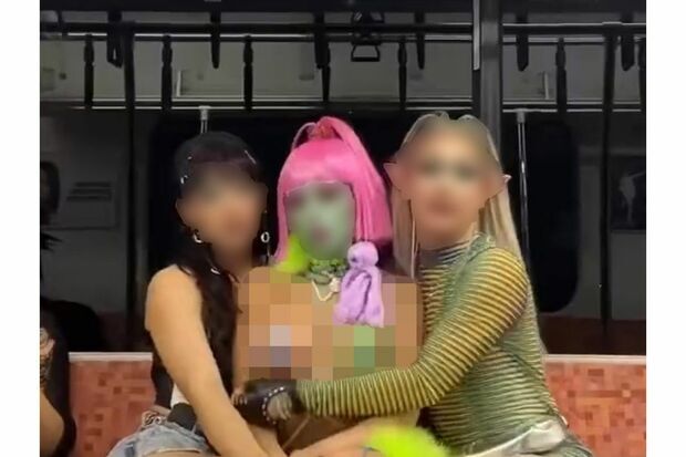 “上半身ニップレス”状態でJR中央線に乗った“宇宙人”インフルエンサーが物議！専門家は「露出行為は迷惑防止条例違反の可能性も」