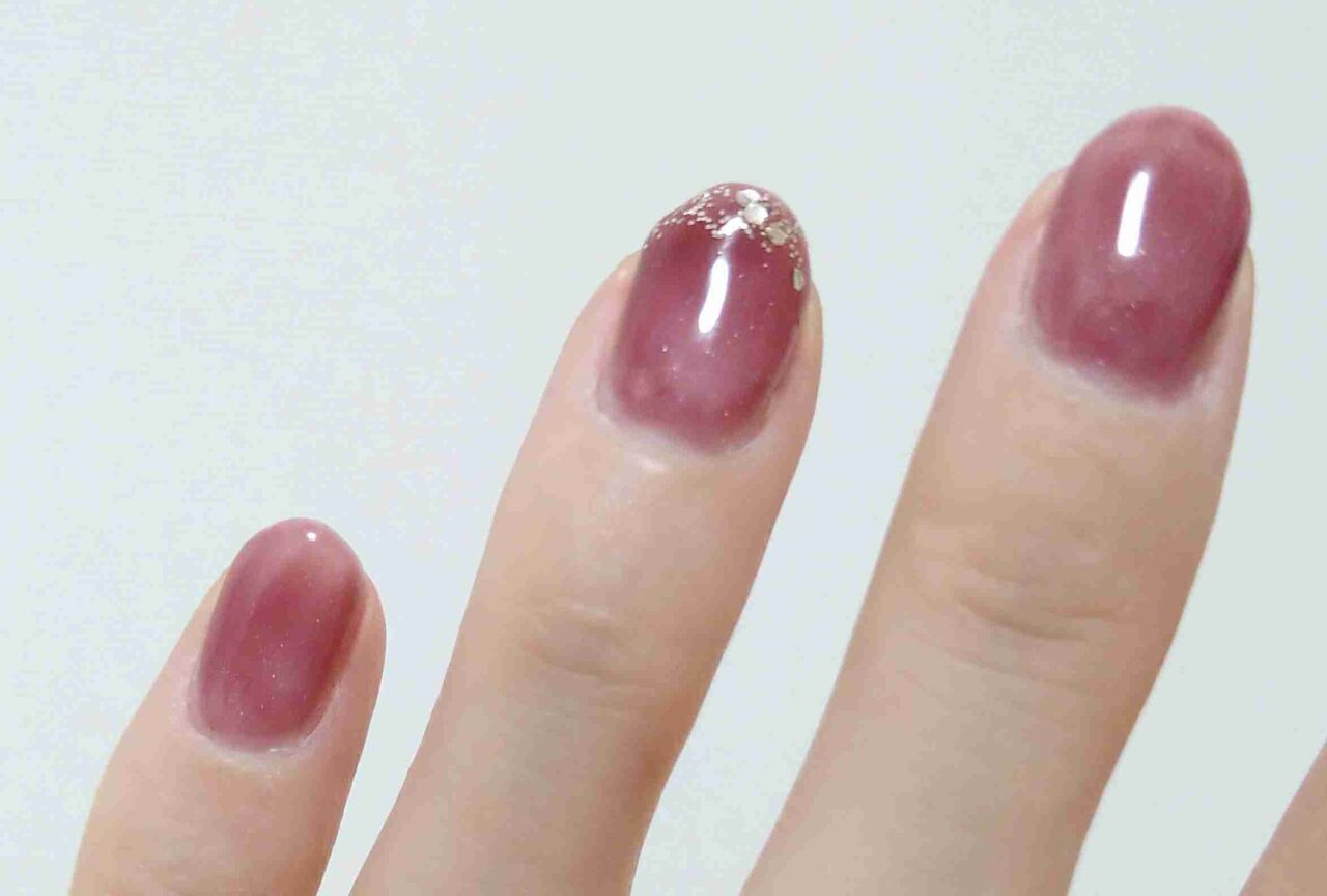 セルフネイルを披露するトピ