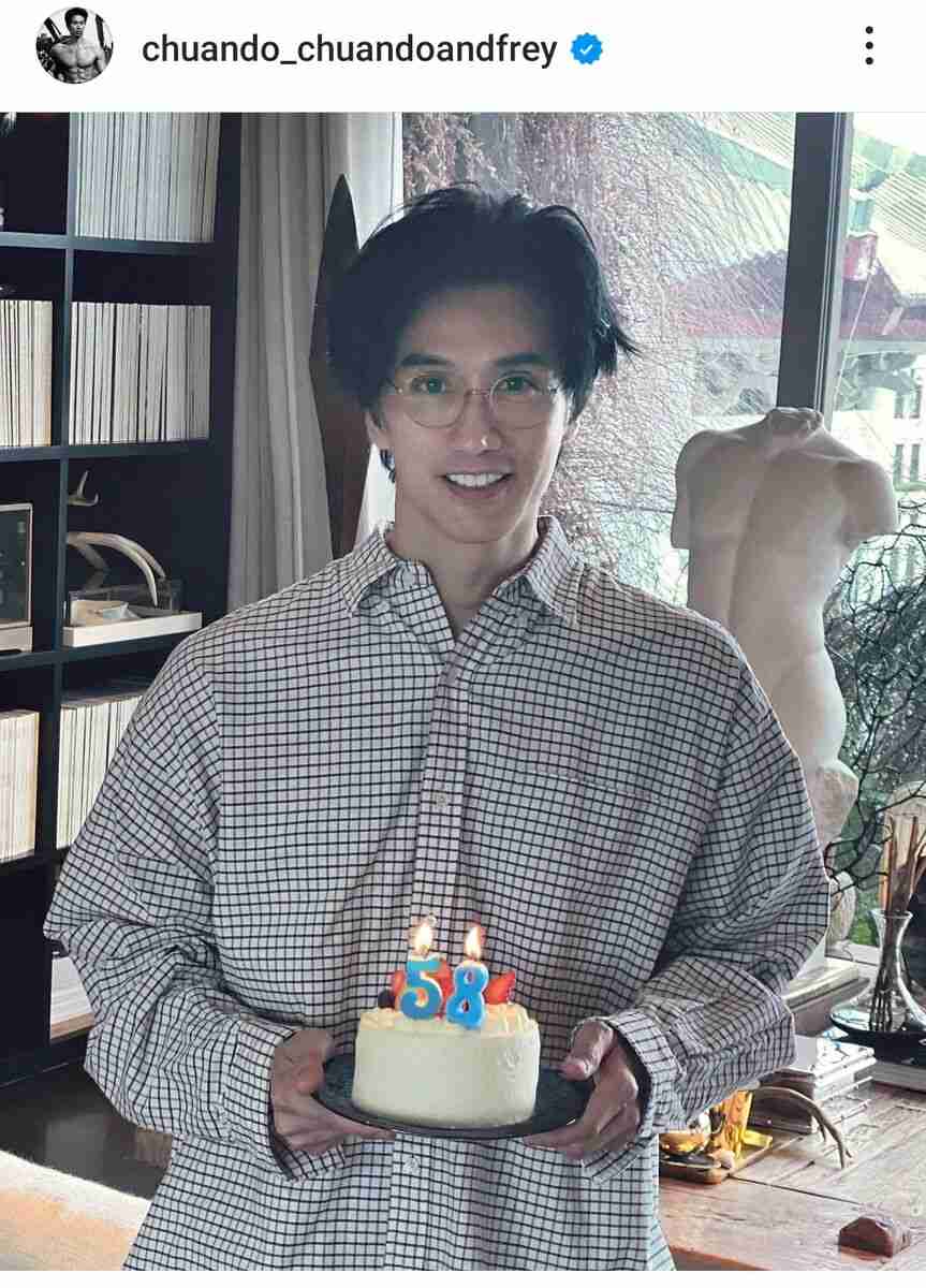 “世界一若く見える”と話題のイケメン男性、58歳を迎えた近影にネット騒然「25歳の若者のよう」