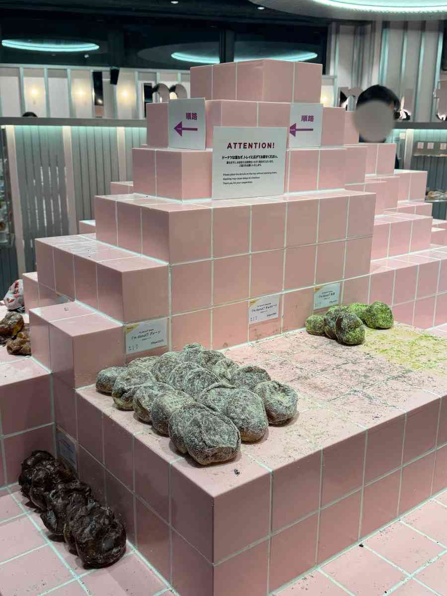 【画像】渋谷の人気ドーナツ店「I'm donut？」の商品陳列が賛否　「トイレか風呂場に直置きしてるみたい」との声も