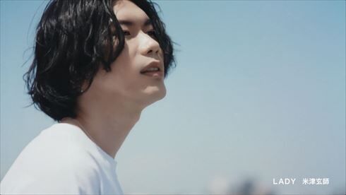 米津玄師、「ジョージア」新CMで目元全開の爽やかセンター分け　新曲ジャケットでも見せた新スタイルで熱唱