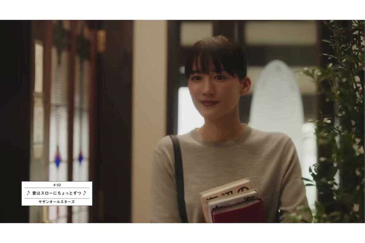 綾瀬はるか「カフェ店内全員“ハルキスト”」主演ユニクロ新CMが「なんで村上春樹ばっか？」「気持ち悪い」ネットで物議、企業は「特別な偶然を演出」