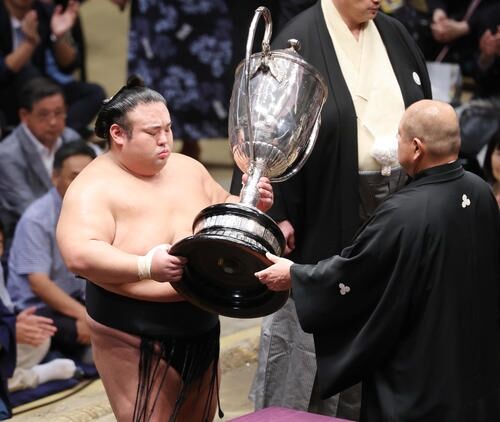 貴景勝4度目V「絶対負けられない」熱海富士との決定戦制し逆転　全休明け大関Vは10年ぶり