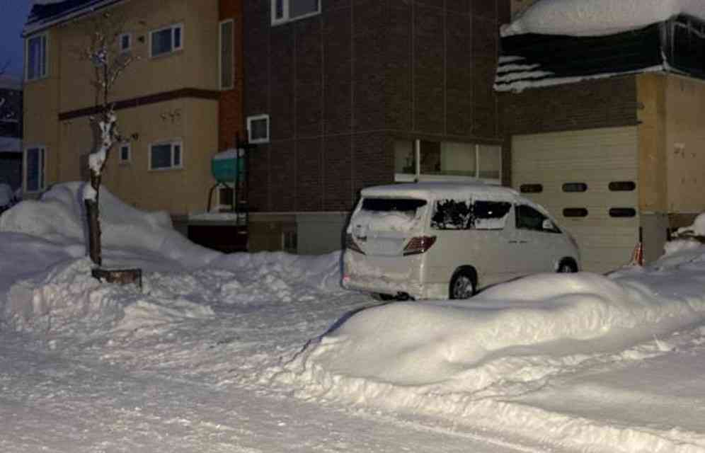 2歳男児が父親の車にはねられ死亡...自宅から飛び出してはねられたか 道路脇は雪山で死角が多い状況 北海道滝川市